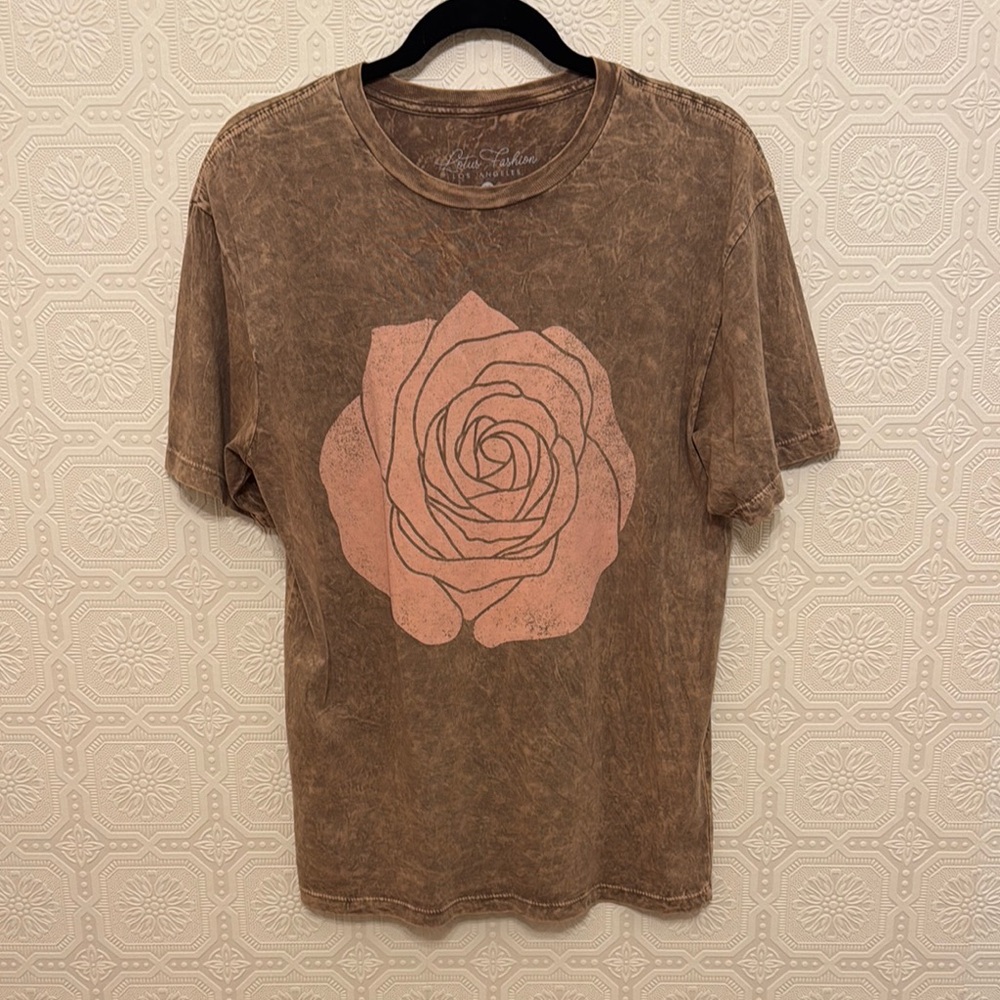 ⬇️⭐️ Pink Rose Graphic Tee Brown T-Shirt Vintage Fade Size Medium - Picture 2 of 7